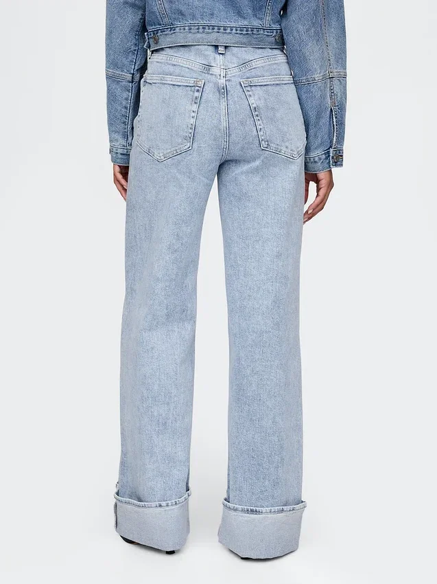 Jeans mit hoher Leibhöhe, weitem Bein und Umschlag