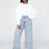 Jeans mit hoher Leibhöhe, weitem Bein und Umschlag