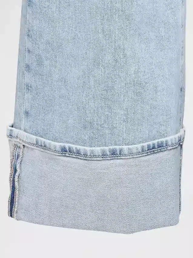 Jeans mit hoher Leibhöhe, weitem Bein und Umschlag