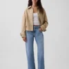 Jeans mit mittlerer Leibhöhe, geradem Schnitt und schmal zulaufendem Bein
