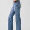 Jeans mit mittlerer Leibhöhe, geradem Schnitt und schmal zulaufendem Bein