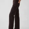 Jeans mit mittlerer Leibhöhe, geradem Schnitt und schmal zulaufendem Bein