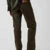 Jeans mit mittlerer Leibhöhe, geradem Schnitt und schmal zulaufendem Bein