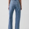 Jeans mit mittlerer Leibhöhe, geradem Schnitt und schmal zulaufendem Bein