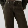 Jeans mit mittlerer Leibhöhe, geradem Schnitt und schmal zulaufendem Bein