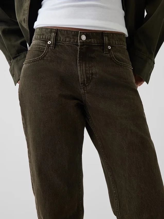 Jeans mit mittlerer Leibhöhe, geradem Schnitt und schmal zulaufendem Bein