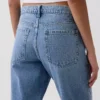 Jeans mit mittlerer Leibhöhe, geradem Schnitt und schmal zulaufendem Bein