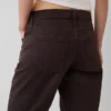 Jeans mit mittlerer Leibhöhe, geradem Schnitt und schmal zulaufendem Bein