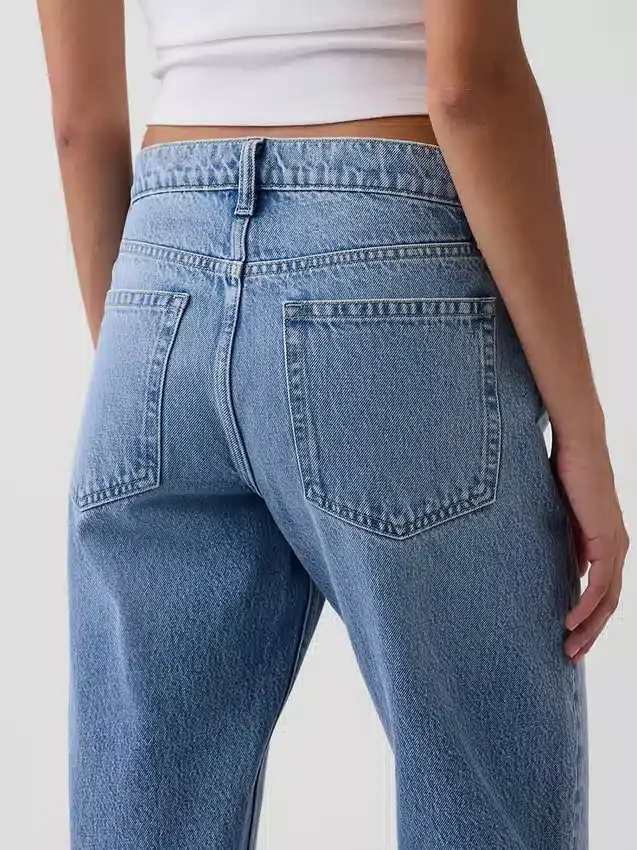 Jeans mit mittlerer Leibhöhe, geradem Schnitt und schmal zulaufendem Bein