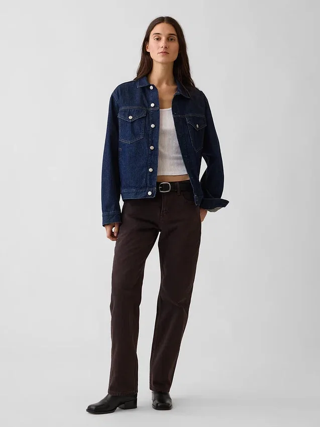 Jeans mit mittlerer Leibhöhe, geradem Schnitt und schmal zulaufendem Bein