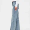 Jeans mit mittlerer Leibhöhe, steifer Passform und lockerem Flare-Schnitt