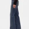 Jeans mit mittlerer Leibhöhe, steifer Passform und lockerem Flare-Schnitt