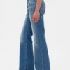 Jeans mit mittlerer Leibhöhe, steifer Passform und lockerem Flare-Schnitt