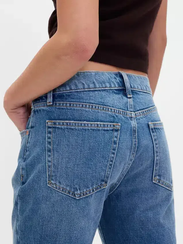 Jeans mit mittlerer Leibhöhe, steifer Passform und lockerem Flare-Schnitt
