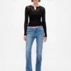 Jeans mit niedriger Leibhöhe, langem, schmalem Schnitt und geschlitztem Saum