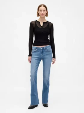 Jeans mit niedriger Leibhöhe, langem, schmalem Schnitt und geschlitztem Saum