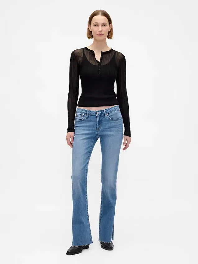Jeans mit niedriger Leibhöhe, langem, schmalem Schnitt und geschlitztem Saum