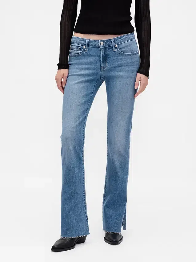 Jeans mit niedriger Leibhöhe, langem, schmalem Schnitt und geschlitztem Saum
