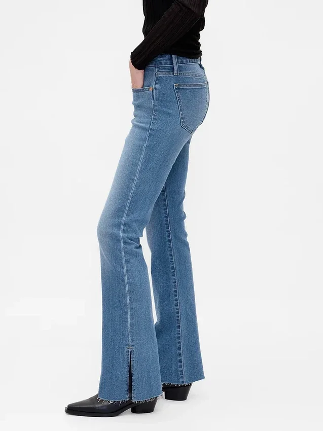 Jeans mit niedriger Leibhöhe, langem, schmalem Schnitt und geschlitztem Saum