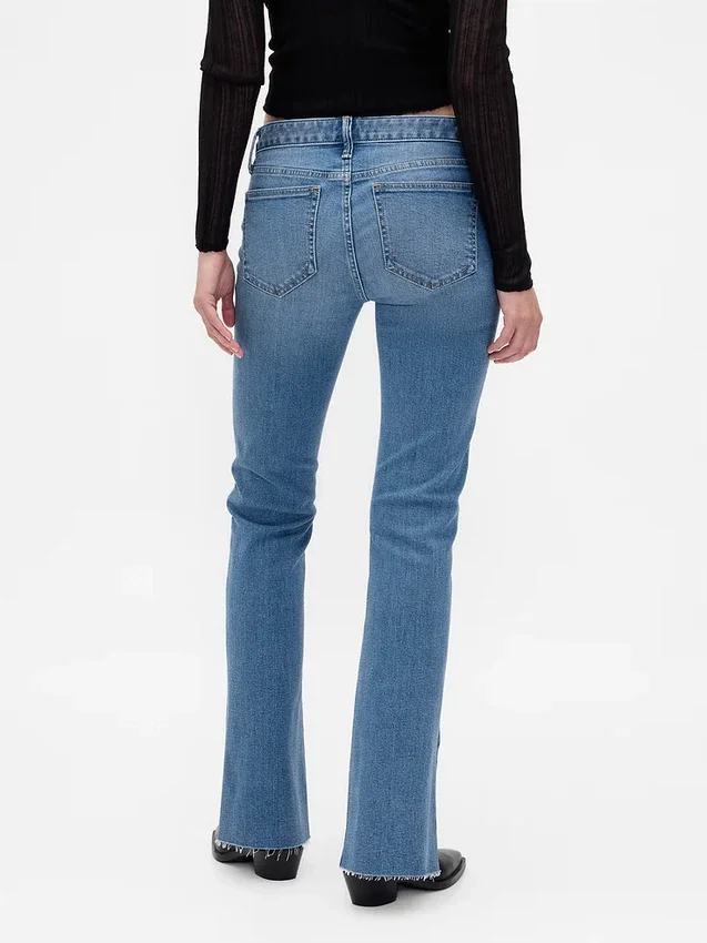 Jeans mit niedriger Leibhöhe, langem, schmalem Schnitt und geschlitztem Saum