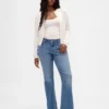 Jeans mit niedriger Leibhöhe, langem, schmalem Schnitt und geschlitztem Saum
