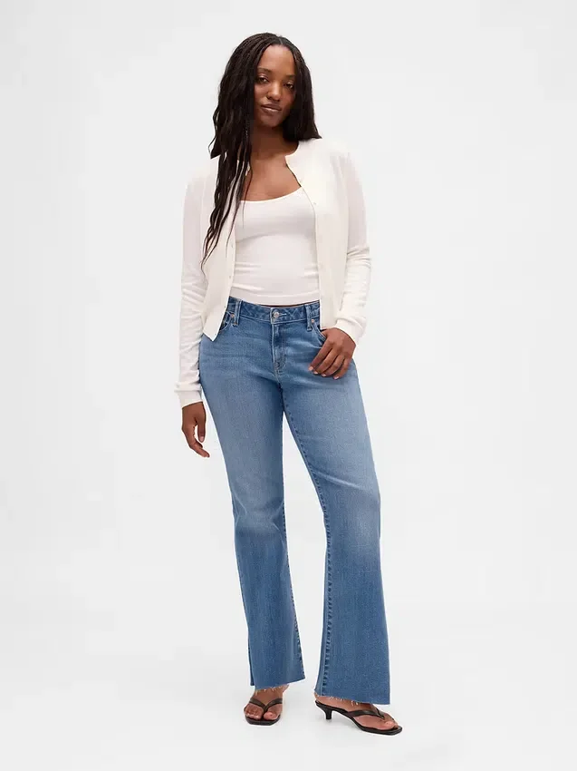 Jeans mit niedriger Leibhöhe, langem, schmalem Schnitt und geschlitztem Saum