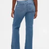 Jeans mit niedriger Leibhöhe, langem, schmalem Schnitt und geschlitztem Saum
