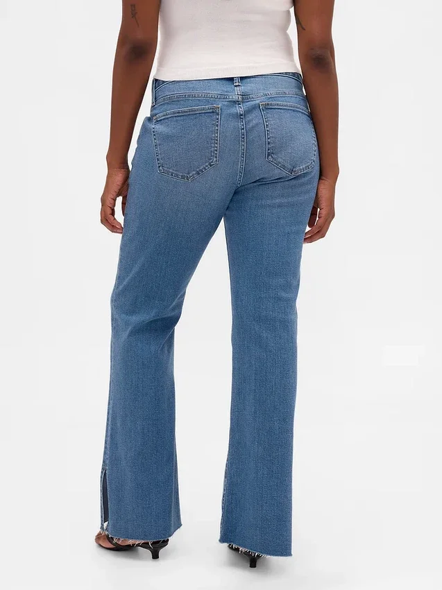 Jeans mit niedriger Leibhöhe, langem, schmalem Schnitt und geschlitztem Saum