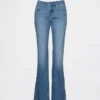 Jeans mit niedriger Leibhöhe, langem, schmalem Schnitt und geschlitztem Saum