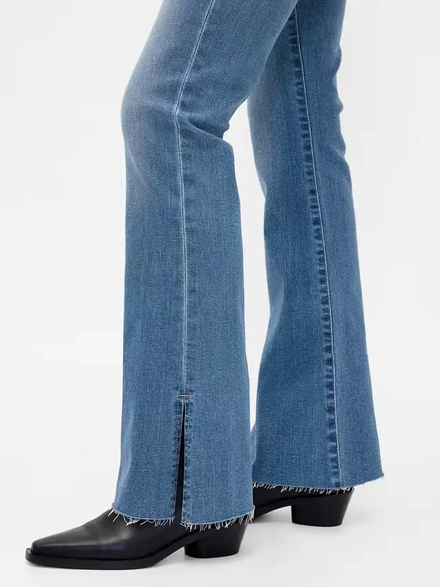 Jeans mit niedriger Leibhöhe, langem, schmalem Schnitt und geschlitztem Saum