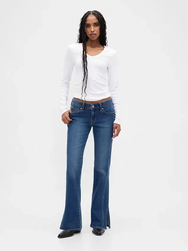 Jeans mit niedriger Leibhöhe, langem, schmalem Schnitt und Naht am gespaltenen Saum