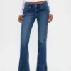 Jeans mit niedriger Leibhöhe, langem, schmalem Schnitt und Naht am gespaltenen Saum