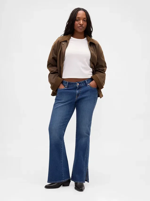 Jeans mit niedriger Leibhöhe, langem, schmalem Schnitt und Naht am gespaltenen Saum