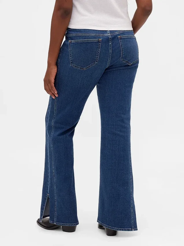 Jeans mit niedriger Leibhöhe, langem, schmalem Schnitt und Naht am gespaltenen Saum