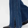 Jeans mit niedriger Leibhöhe, langem, schmalem Schnitt und Naht am gespaltenen Saum
