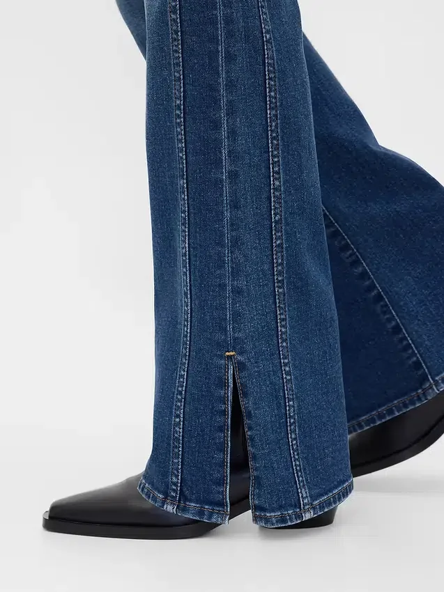 Jeans mit niedriger Leibhöhe, langem, schmalem Schnitt und Naht am gespaltenen Saum
