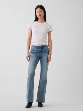 Jeans mit niedriger Leibhöhe, langem Schnitt und schmaler Passform sowie aufgesetzten Taschen