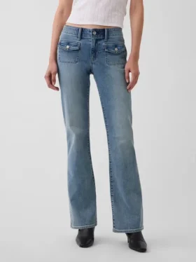 Jeans mit niedriger Leibhöhe, langem Schnitt und schmaler Passform sowie aufgesetzten Taschen