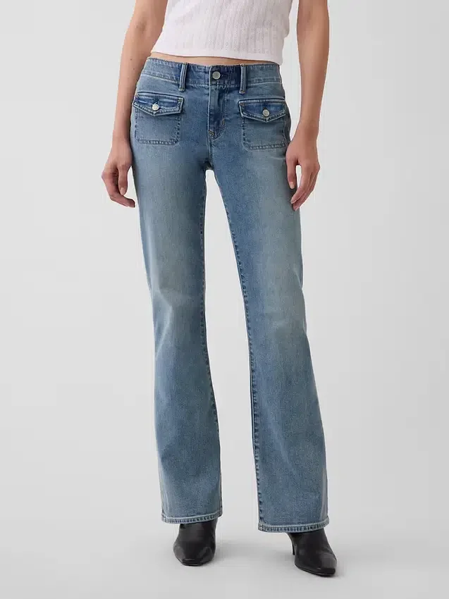 Jeans mit niedriger Leibhöhe, langem Schnitt und schmaler Passform sowie aufgesetzten Taschen