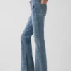 Jeans mit niedriger Leibhöhe, langem Schnitt und schmaler Passform sowie aufgesetzten Taschen