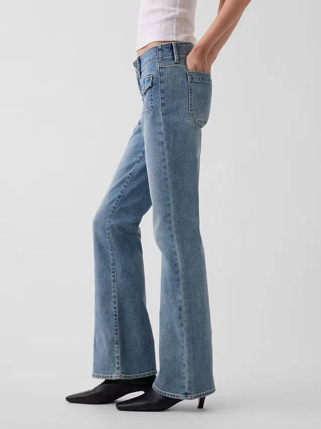 Jeans mit niedriger Leibhöhe, langem Schnitt und schmaler Passform sowie aufgesetzten Taschen