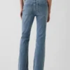 Jeans mit niedriger Leibhöhe, langem Schnitt und schmaler Passform sowie aufgesetzten Taschen