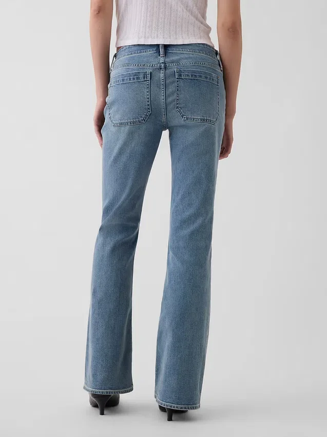 Jeans mit niedriger Leibhöhe, langem Schnitt und schmaler Passform sowie aufgesetzten Taschen