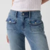 Jeans mit niedriger Leibhöhe, langem Schnitt und schmaler Passform sowie aufgesetzten Taschen