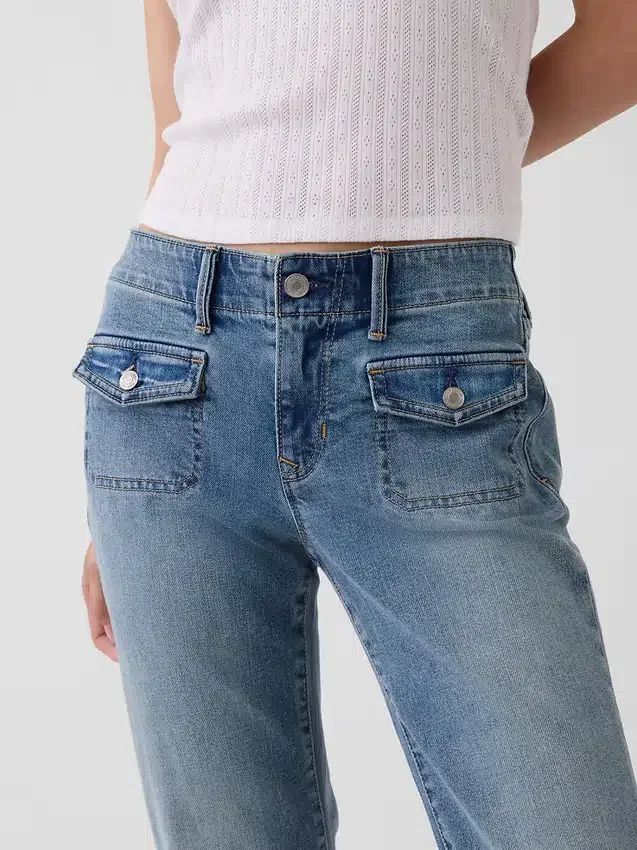 Jeans mit niedriger Leibhöhe, langem Schnitt und schmaler Passform sowie aufgesetzten Taschen