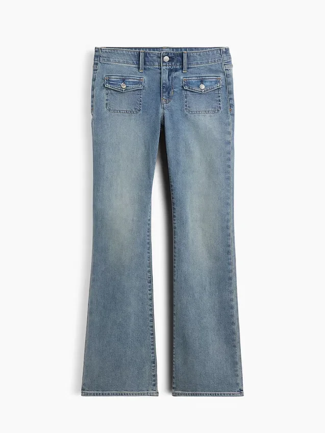 Jeans mit niedriger Leibhöhe, langem Schnitt und schmaler Passform sowie aufgesetzten Taschen