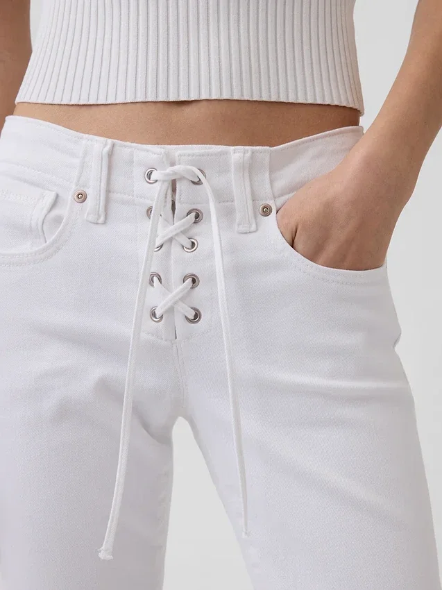 Jeans mit niedriger Leibhöhe, langem Schnitt und schmaler Passform, zum Schnüren
