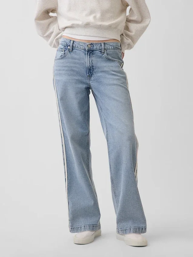 Jeans mit niedriger Leibhöhe, lockerer Passform und seitlichen Streifen im 90er-Jahre-Stil