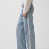 Jeans mit niedriger Leibhöhe, lockerer Passform und seitlichen Streifen im 90er-Jahre-Stil