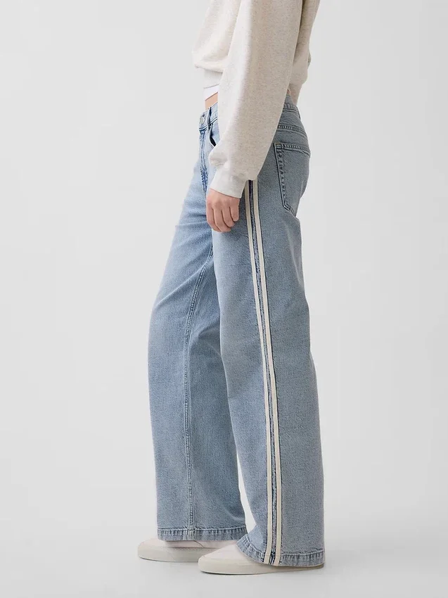 Jeans mit niedriger Leibhöhe, lockerer Passform und seitlichen Streifen im 90er-Jahre-Stil